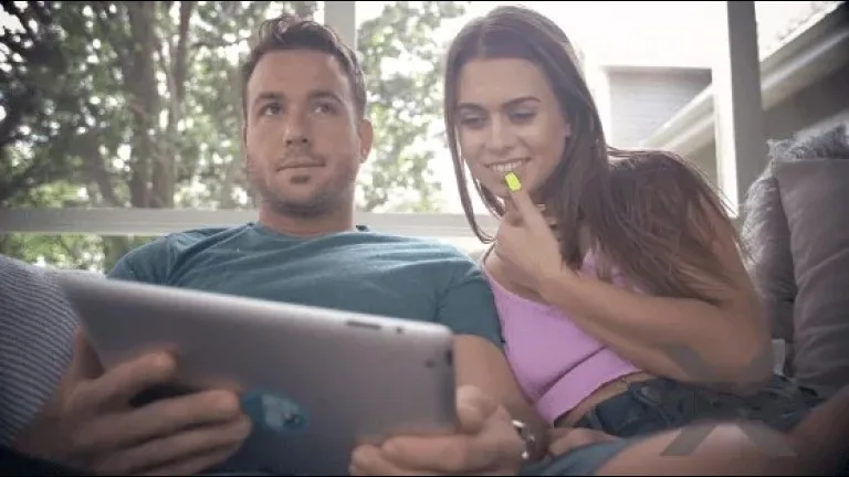 uveyiyle porno izlerken azginliktan kuduruyor.jpg